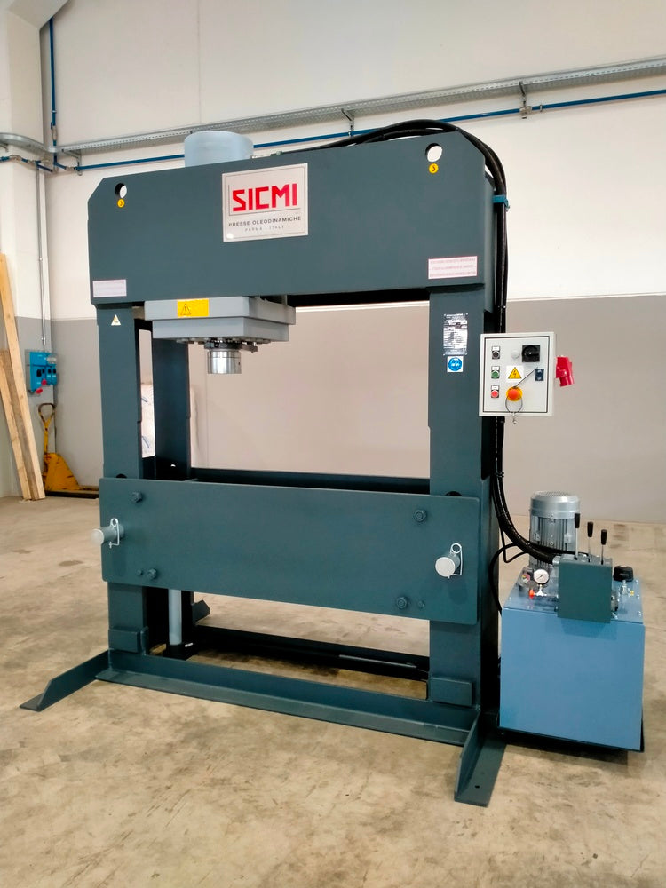 Hydraulisk verkstadspress med motoriserat bord – PFF